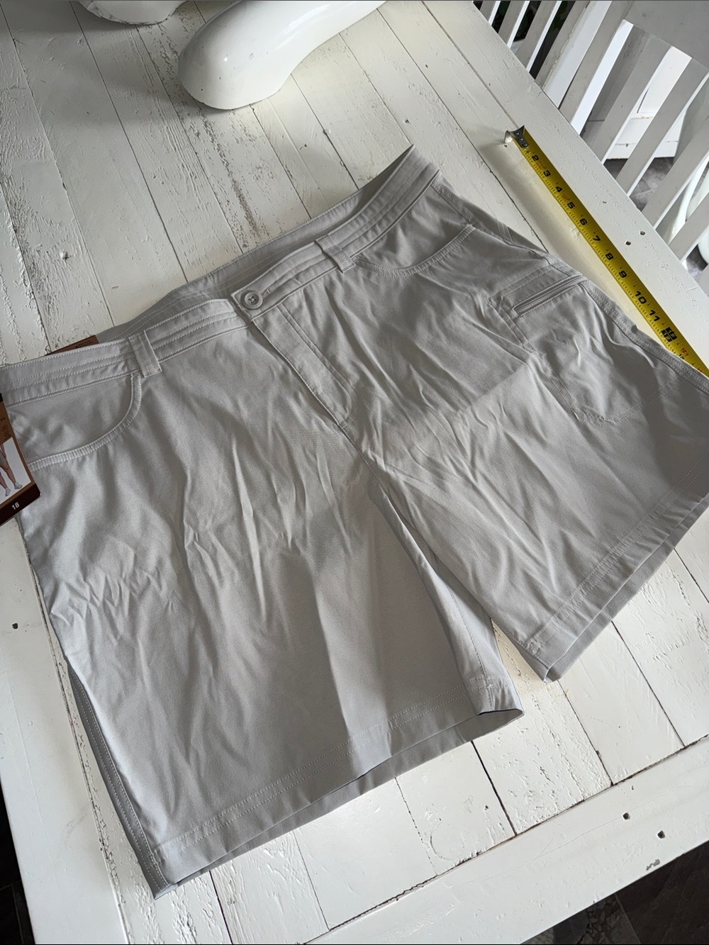 Eddie Bauer 7” tech cargo short Womans Light light tan Casual Shorts NWT